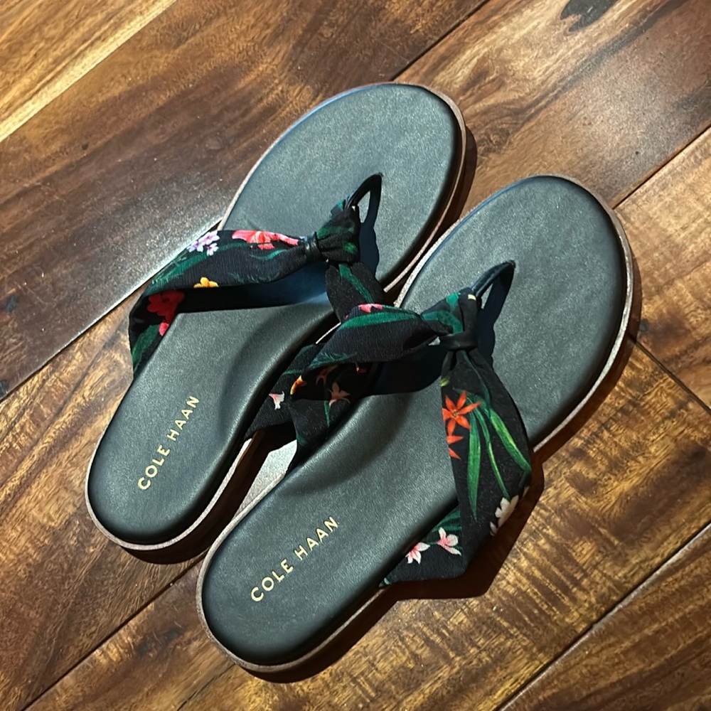 Cole Haan fabric/leather flip flops 
Women’s size 6 
Worn once. Great condition